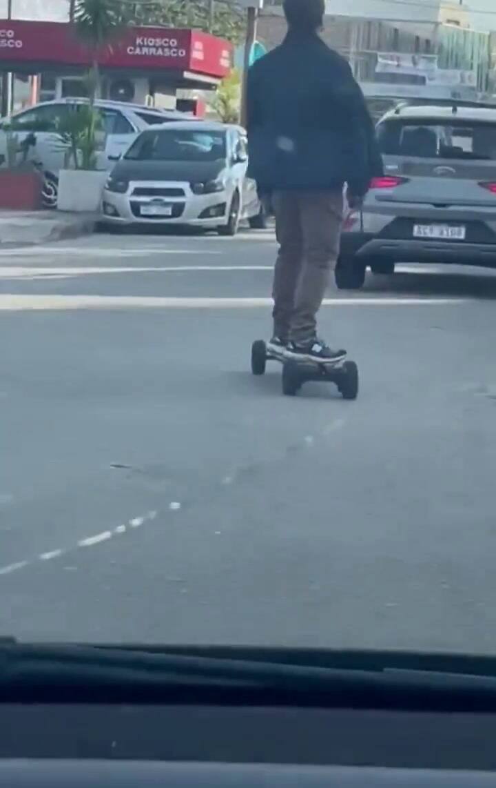 Luis Lacalle Pou de paseo en longboard