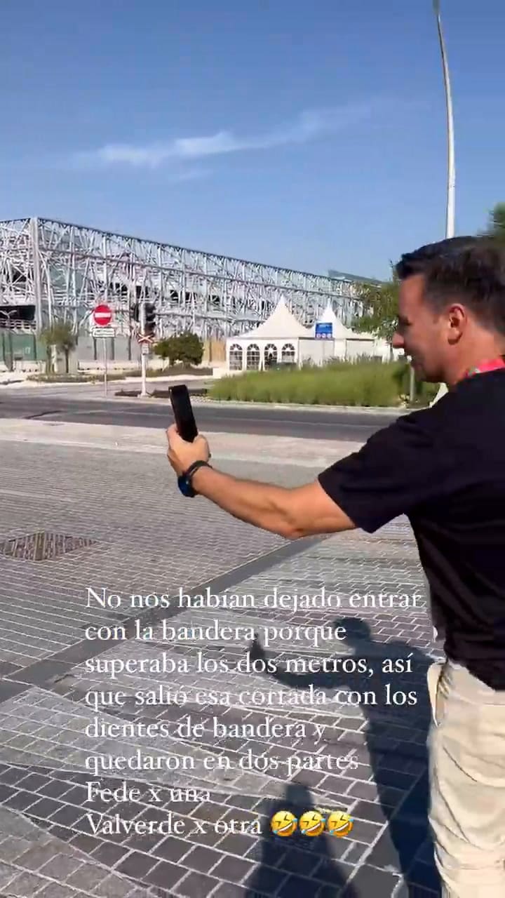 El inconveniente con una bandera antes de entrar al estadio