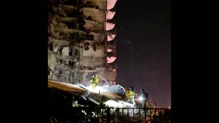 Socrristas en accion tras el edificio caido en Miami Beach