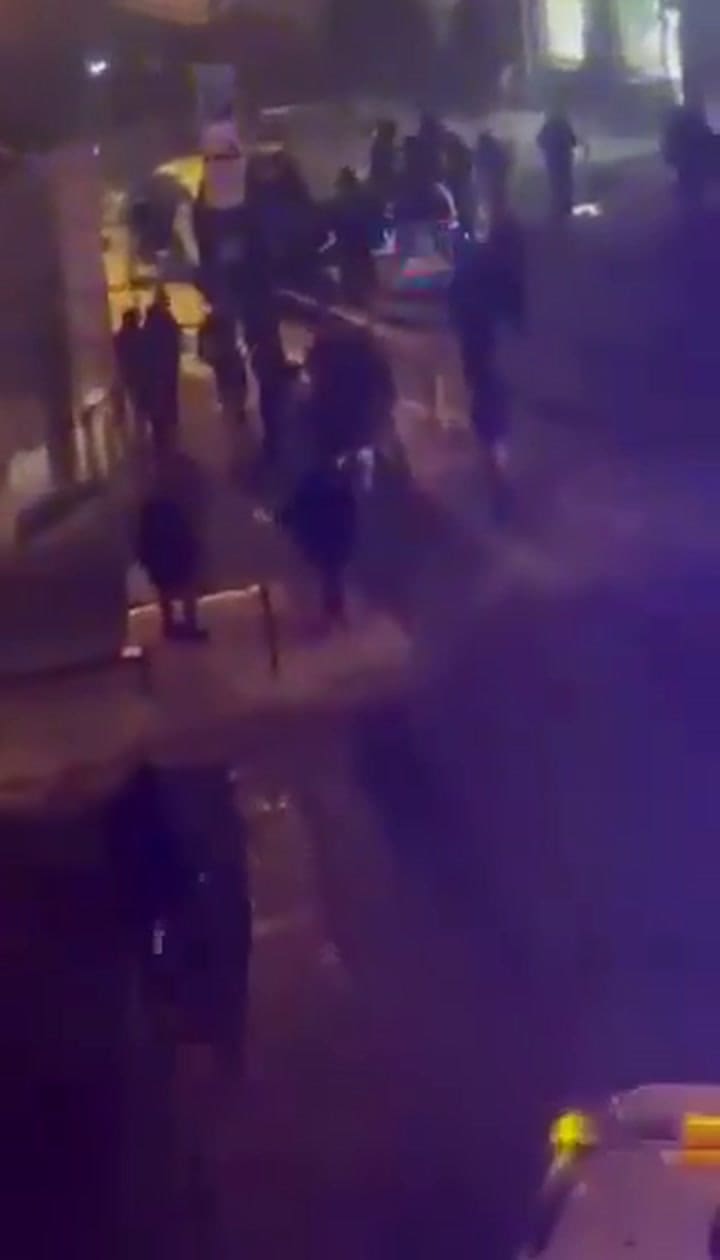Un presunto ataque terrorista mató a una policía e hirió a 14 personas