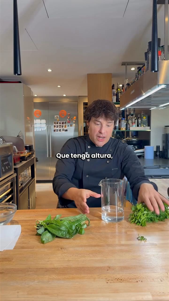 Jordi, chef: “Para que el perejil fresco dure más, no lo congeles, mejor ponlo en agua como si fueran flores”