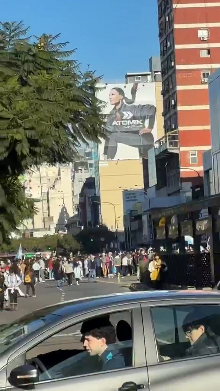 Miles de personas salen a las calles a festejar