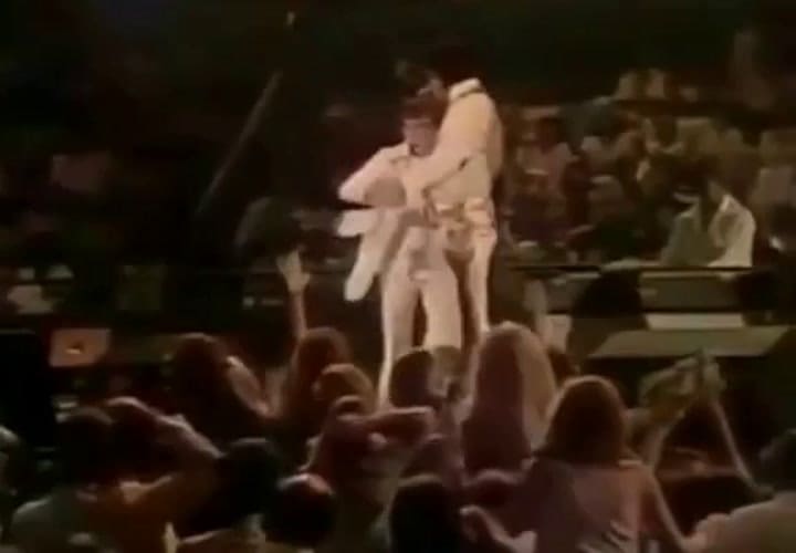 Se viralizó un show de Elvis en 1977 que confirmaría los viajes en el tiempo: aseguran que aparece un celular
