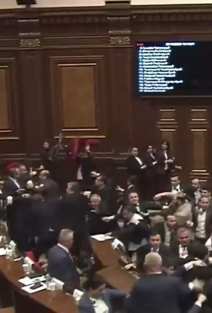 El momento en que el vicepresidente del parlamento armenio lanza una silla a legisladores opositores