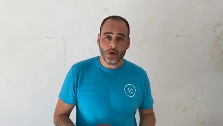 Abel, interiorista y decorador: “Para reparar una pared afectada por la humedad, lo primero es sanearla”