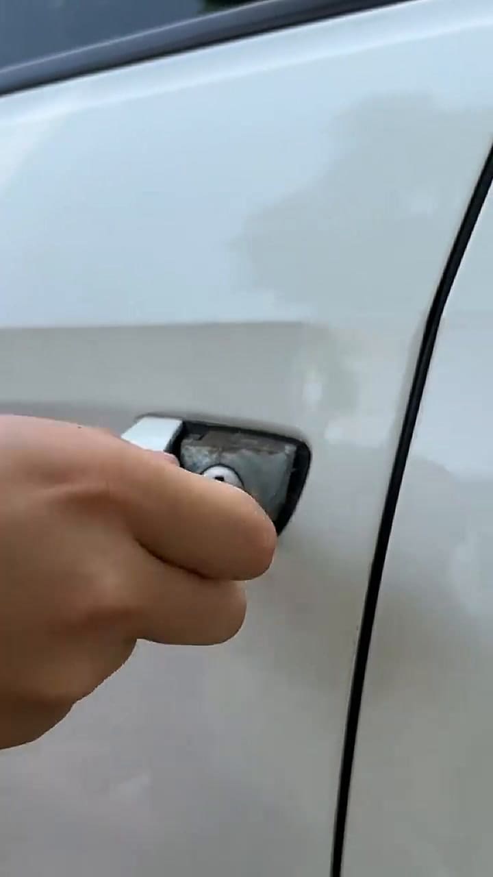 Un tiktoker mostró cómo abrir el auto si el control no funciona