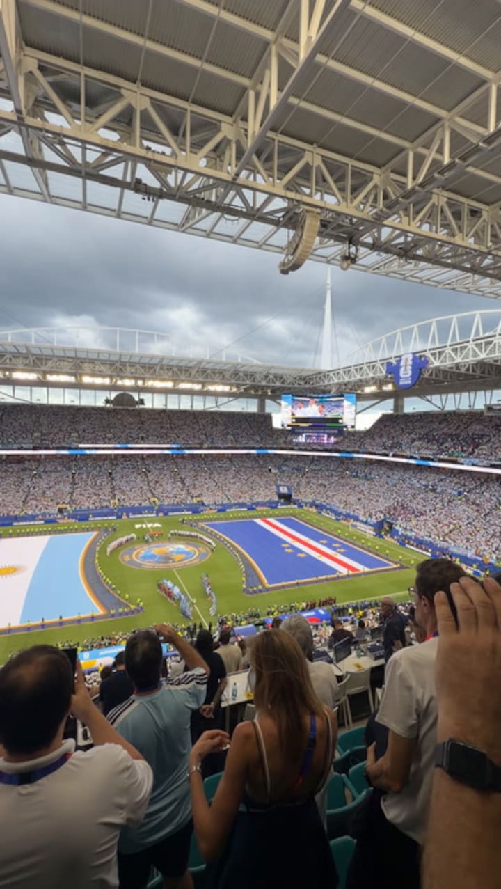 Suena el Himno Nacional Argentino en el Miami Stadium