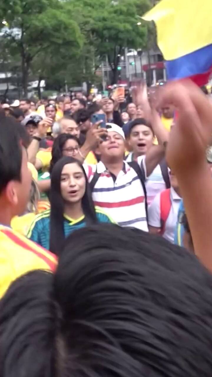 Hinchas colombianos reciben a su selección en Ciudad de México