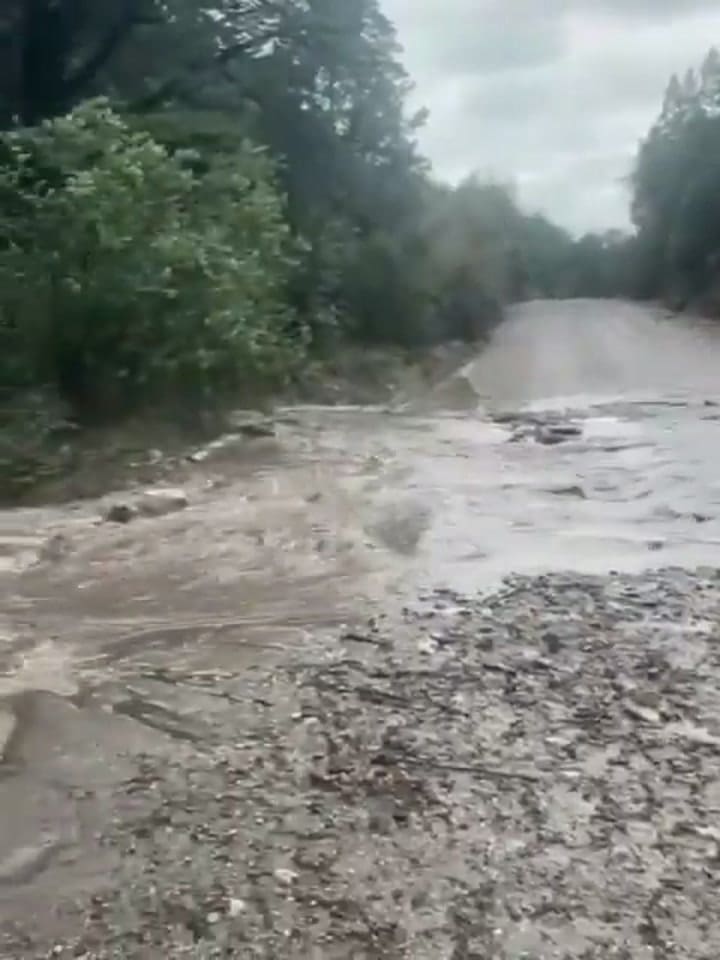 El camino de Confluencia a Villa Traful está cortado por el desborde de arroyos