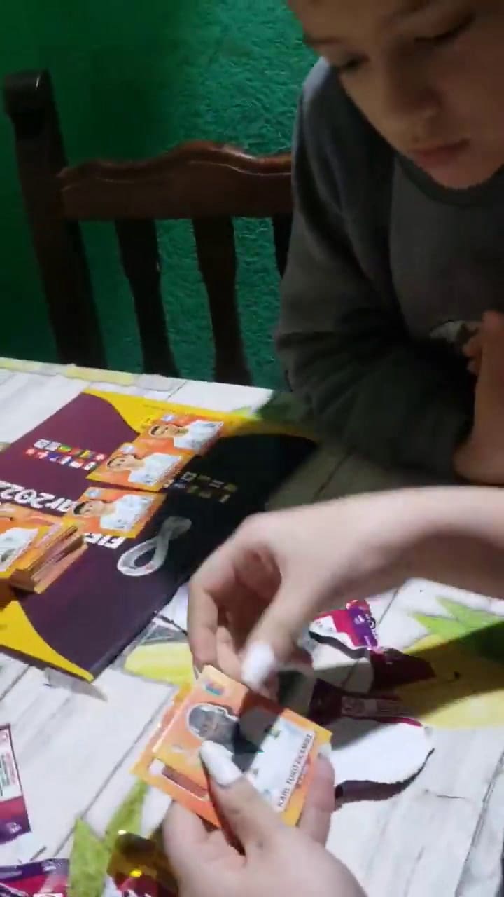 La increíble reacción de una niña al tener en sus manos la figurita de Messi