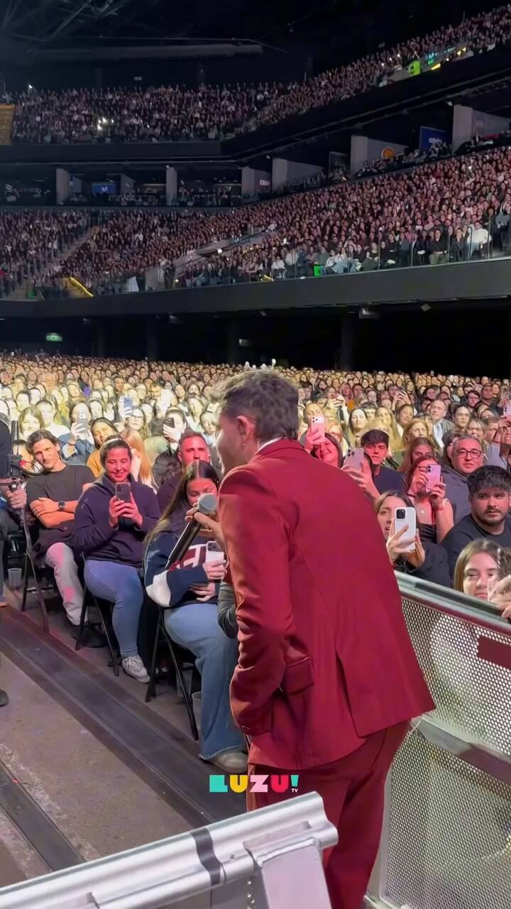 El apasionado beso de Santi Talledo y su novio