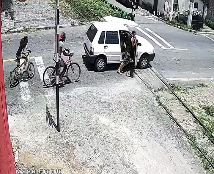 Un auto queda parado en las vías y el tren pasa y lo arrolla