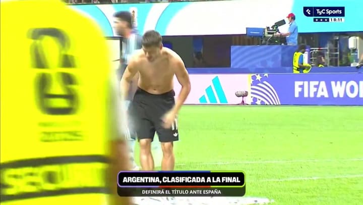Lo Celso muestra la bandera de Las Malvinas