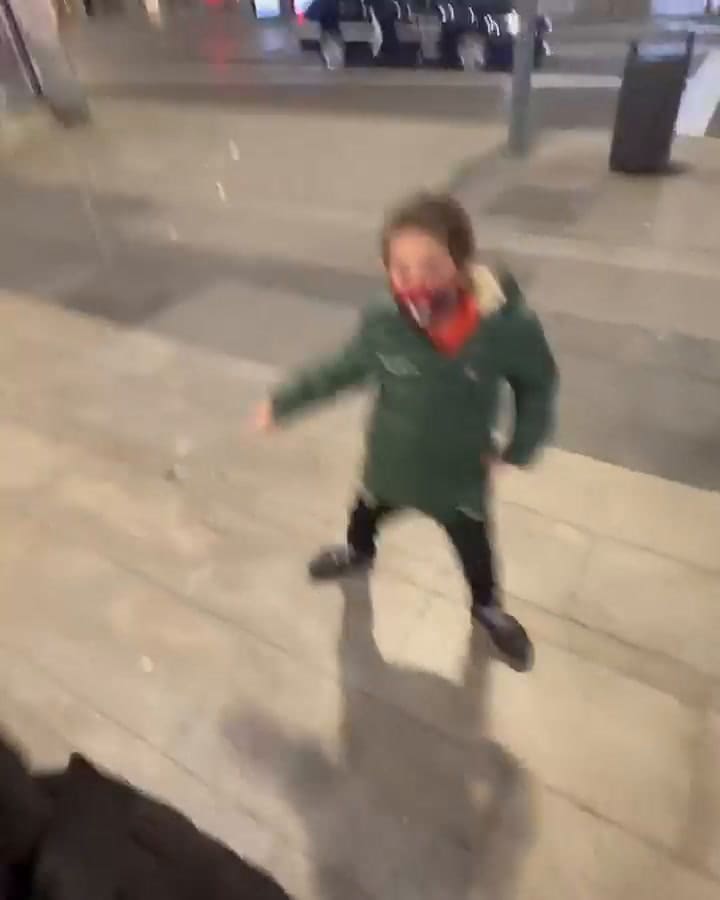 Jimena Barón y su hijo Morrison, juntos de paseo por las calles de Madrid