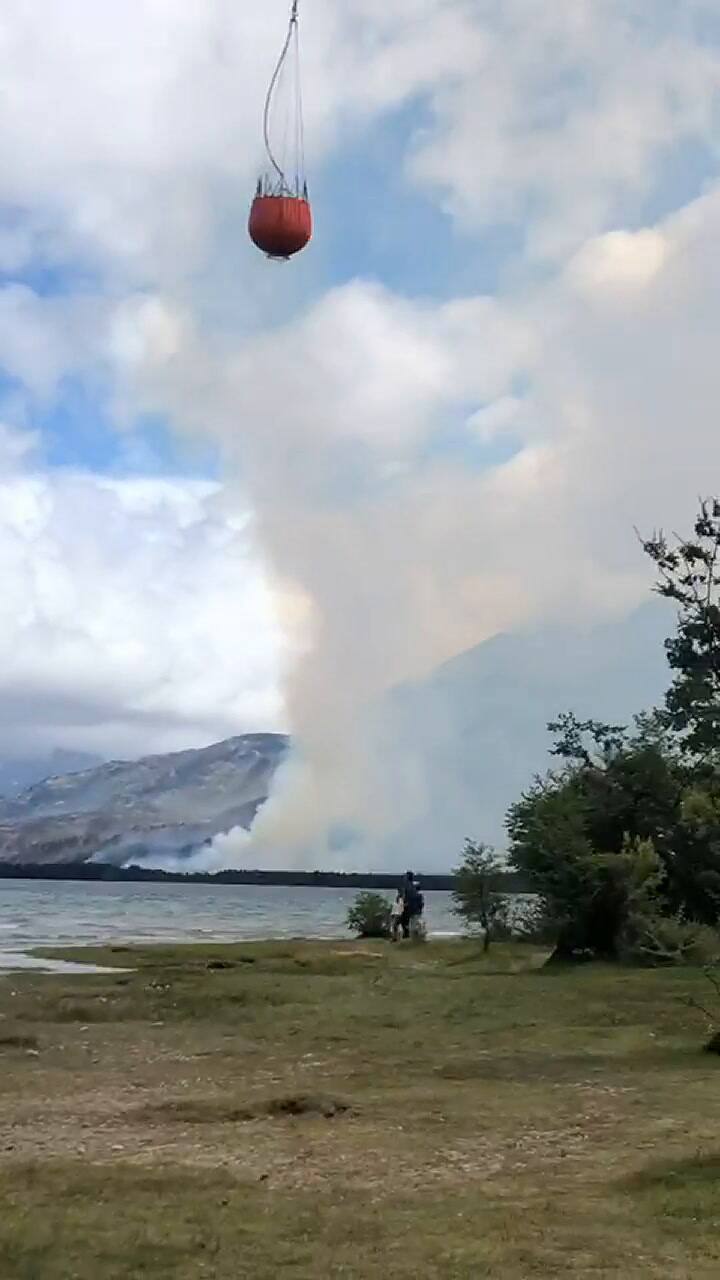 Combate del incendio forestal en la zona de Cholila, Chubut, con brigadistas y medios áereos