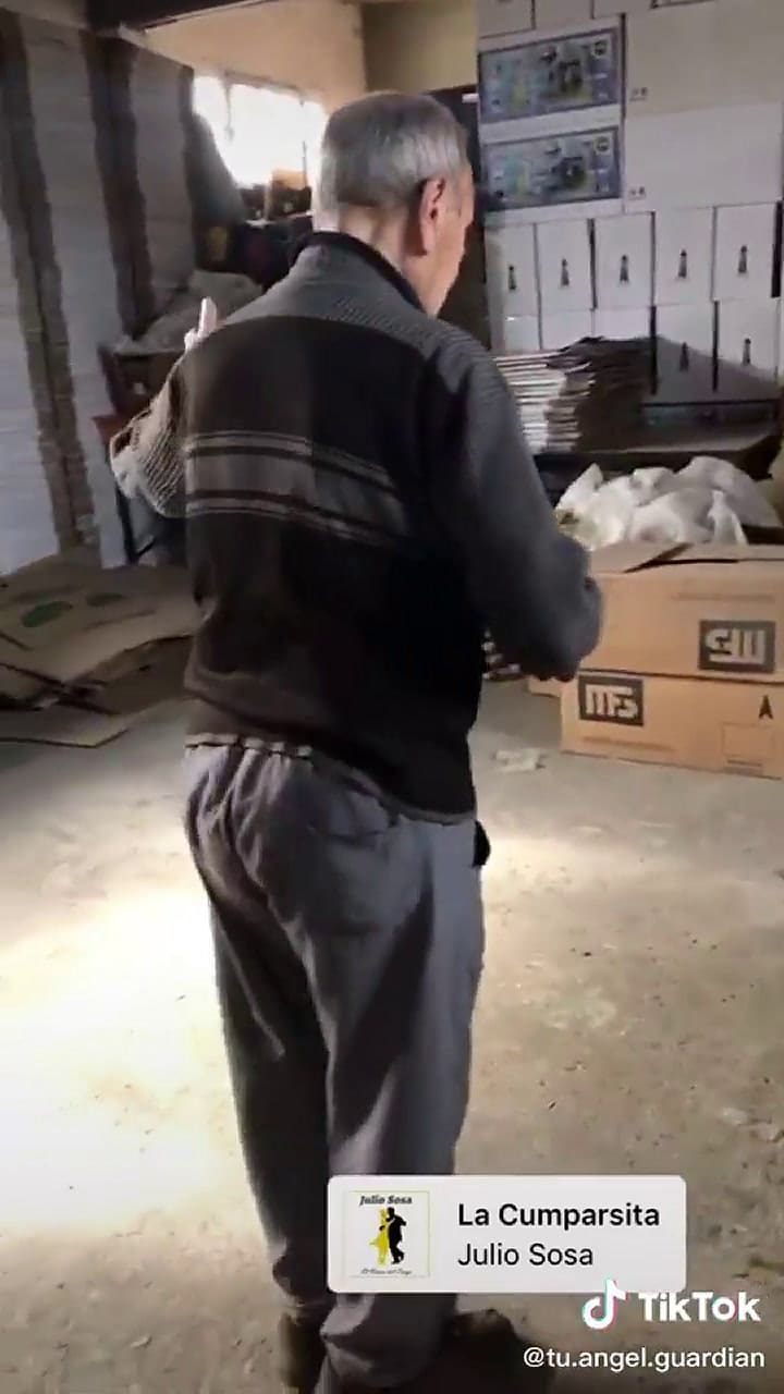 Ángel Julio tiene 91 años y la rompe en Tiktok