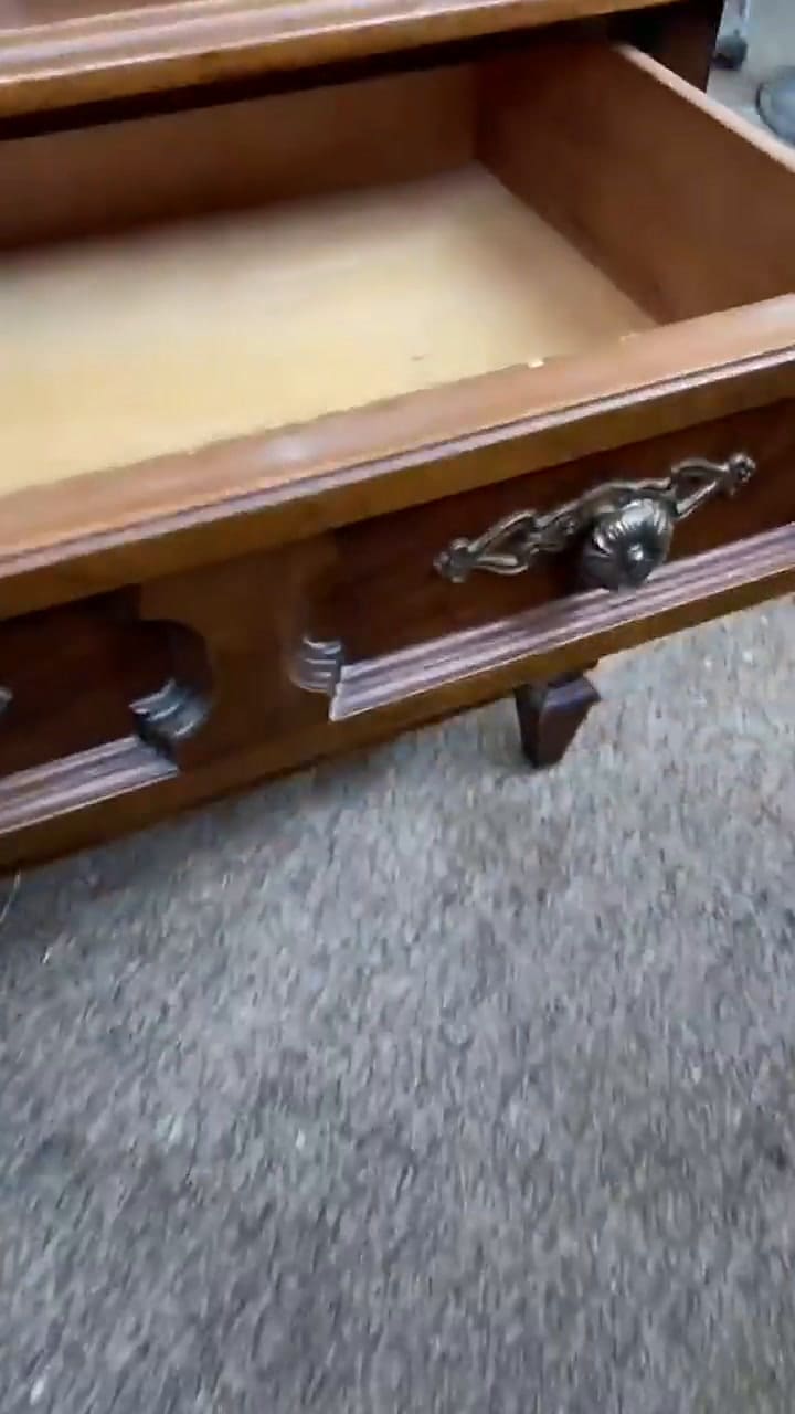 Compró una mesa de luz y una nota la dejó atónita