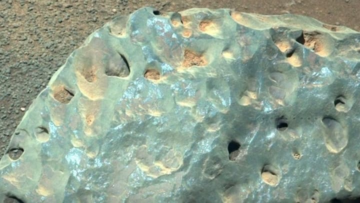 ¿Qué pasa con esta extraña roca verde en Marte?
