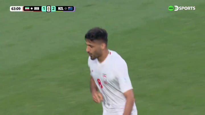 El festejo de gol de un futbolista iraní