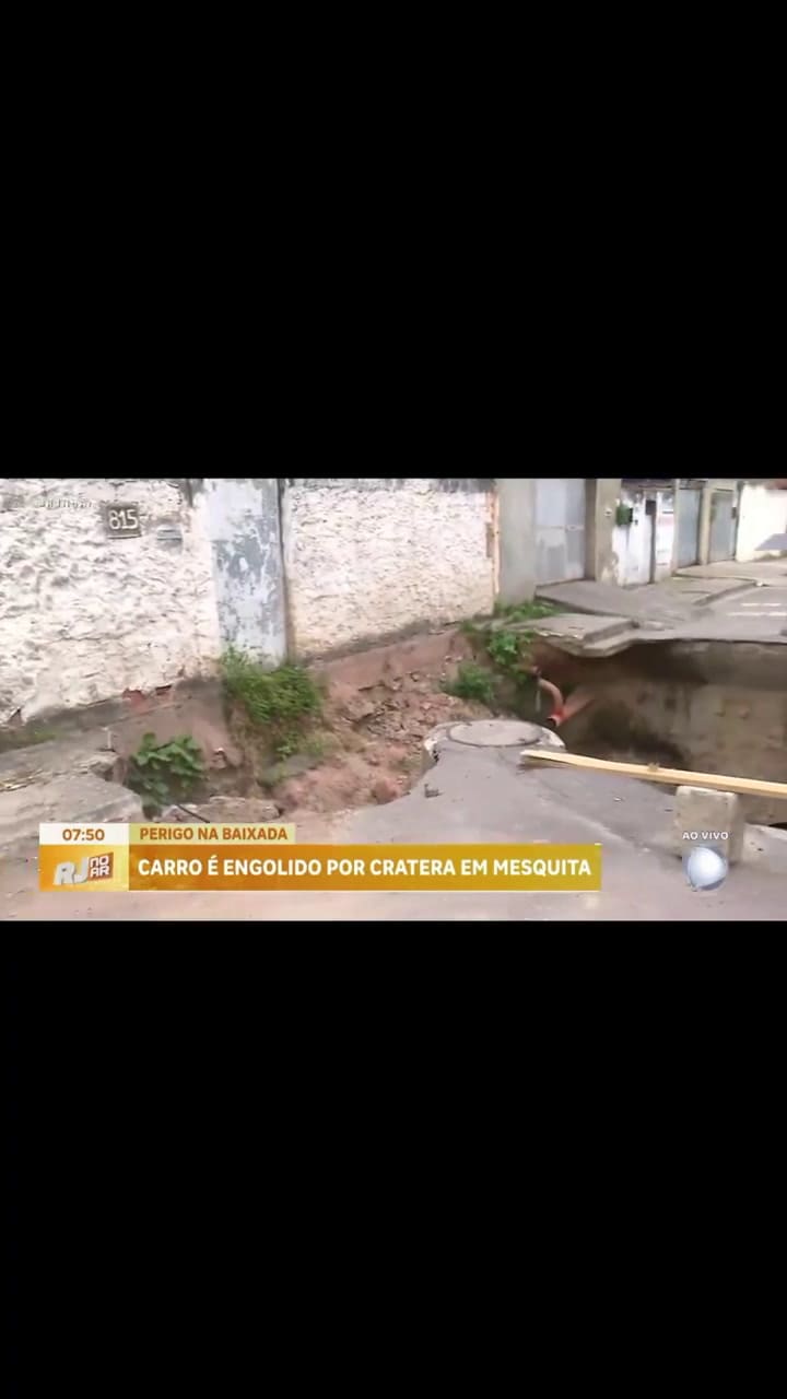 Video Mientras Hacían Un Reportaje Sobre Un Hueco, Ciclista Cayó Dentro De éL