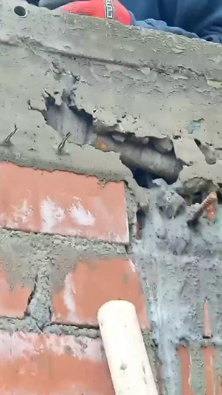 Albañiles construyeron una casa y dejaron el martillo adentro del concreto