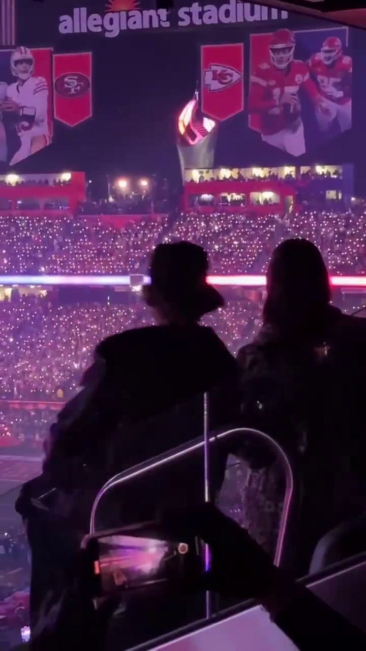 Justin y Hailey Bieber disfrutan a Usher en el medio tiempo del Super Bowl