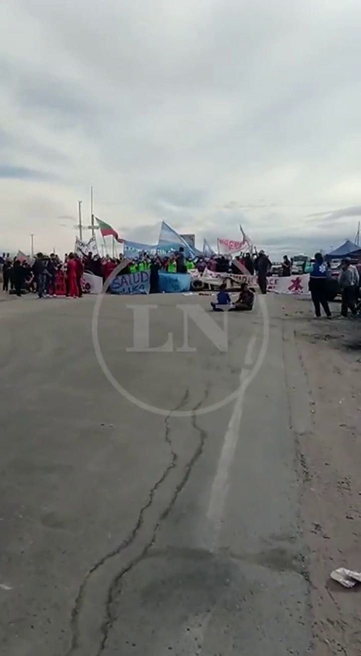 Cortes de personal de salud de Neuquén en la ruta del petróleo
