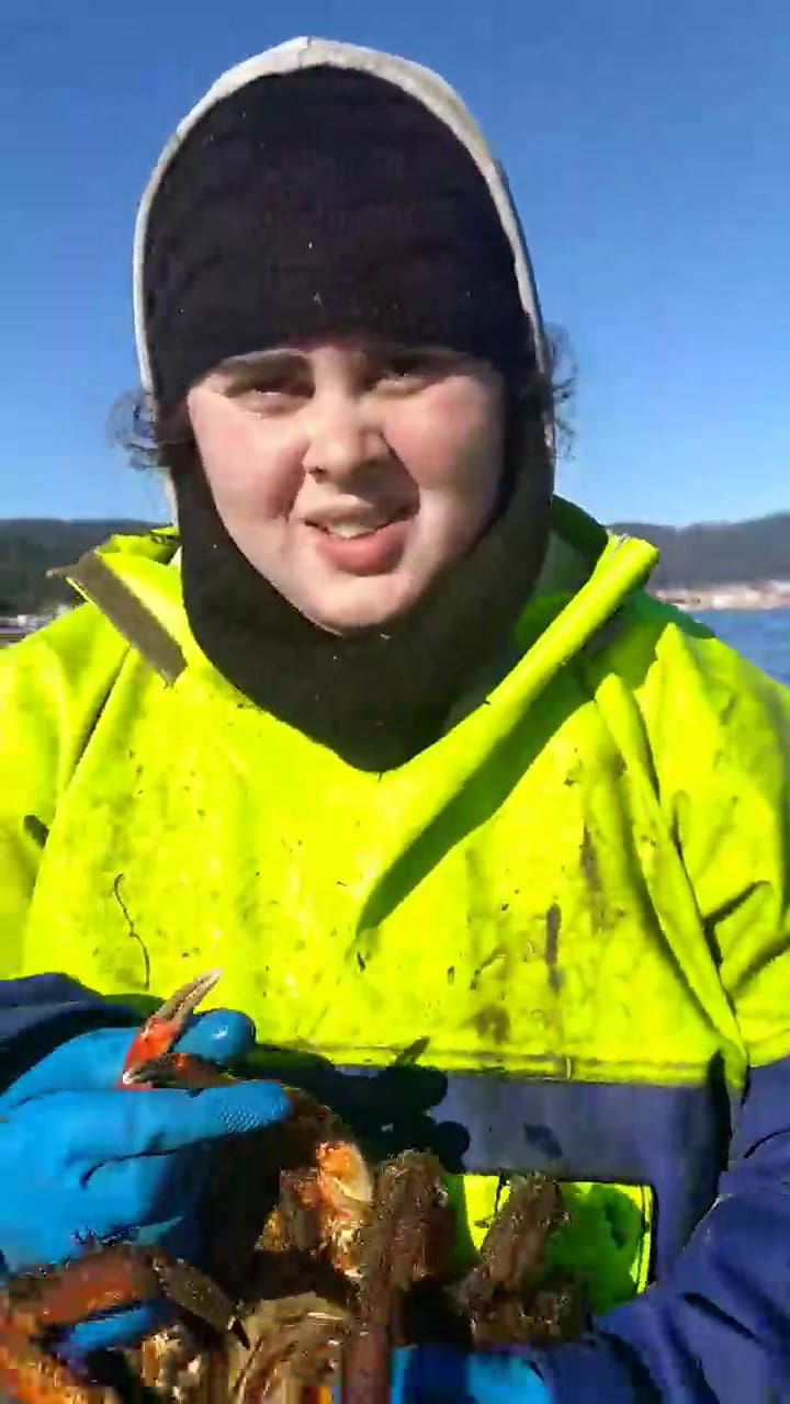 María Maceiras devuelve al agua las especies que no se pueden consumir