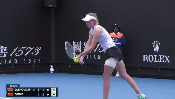 Australian Open: Zheng Qinwen, la tenista que se olvidó las reglas y festejó antes de tiempo