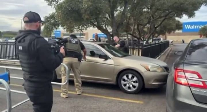 Un migrante embistió con su auto a agentes del ICE en Texas