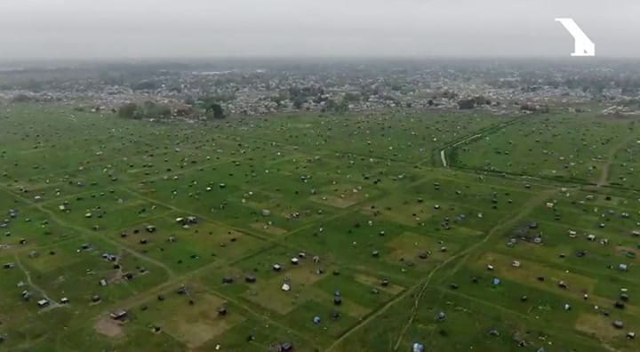 La toma de tierras en Guernica desde el drone de LA NACION