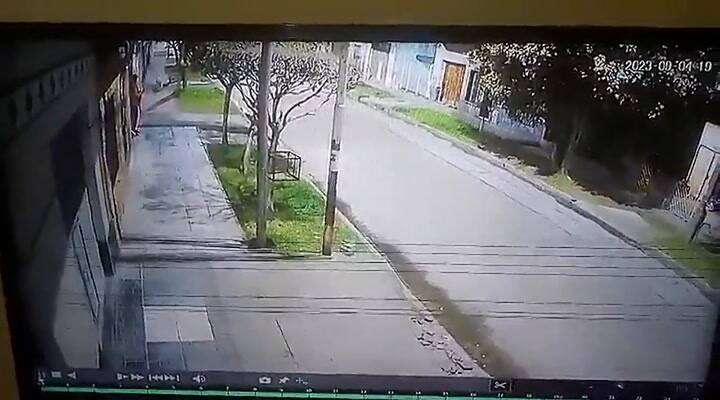 El momento en el que balean el frente de la casa de la familia del médico asesinado