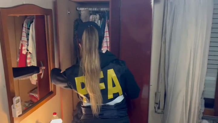 La Policía Federal detuvo a un sospechoso de vender simbología nazi