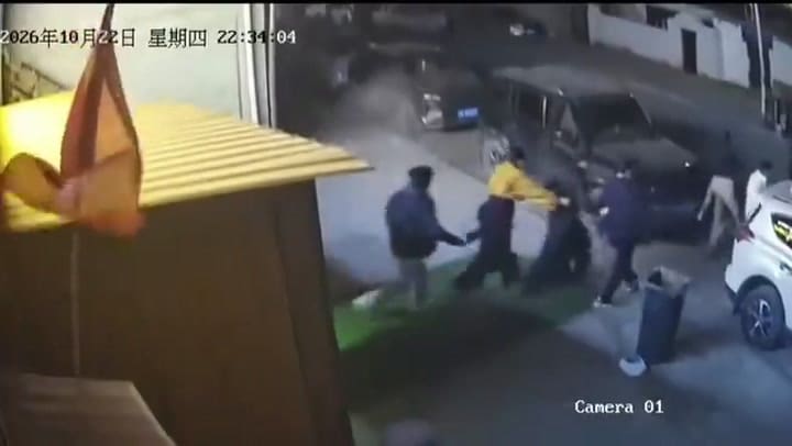 Personas salen disparadas de una casa tras el impacto del terremoto
