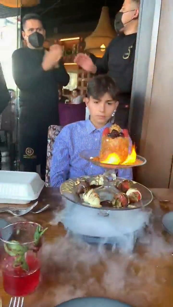 La reacción de un joven a su celebración de cumpleaños se vuelve viral