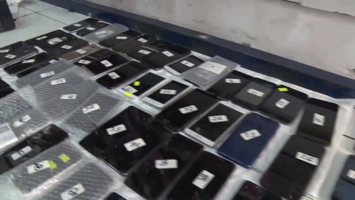 Allanamiento por venta de celulares robados en Flores