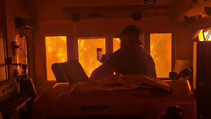 Un tren quedó atrapado en un incendio forestal en Canadá