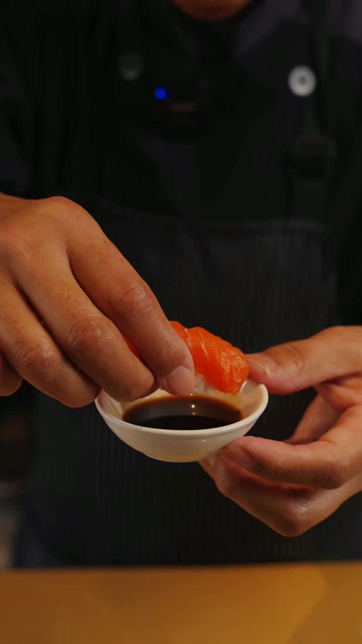 Toshiya Sato enseña cómo comer sushi - @tonissushi