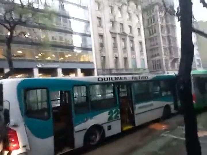 Microcentro: 12 pasajeros resultaron heridos por el choque en cadena de tres colectivos