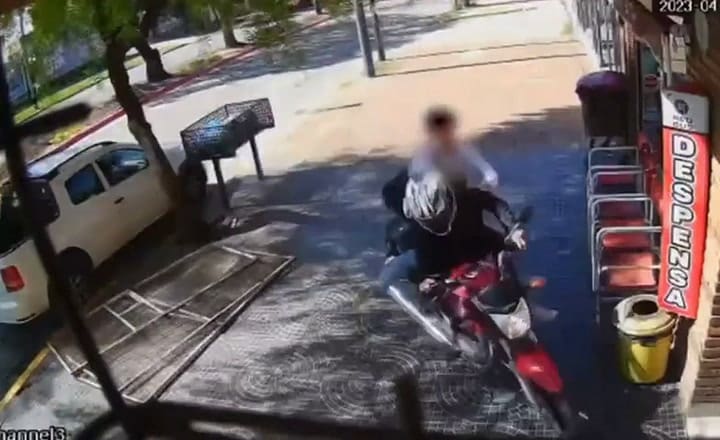 Un motochorro intentó robarle el celular, chocó contra un tacho y la víctima se le tiró encima