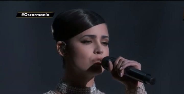 Sofia Carson y Diane Warren presentando “Applause” en la ceremonia de los premios Oscars