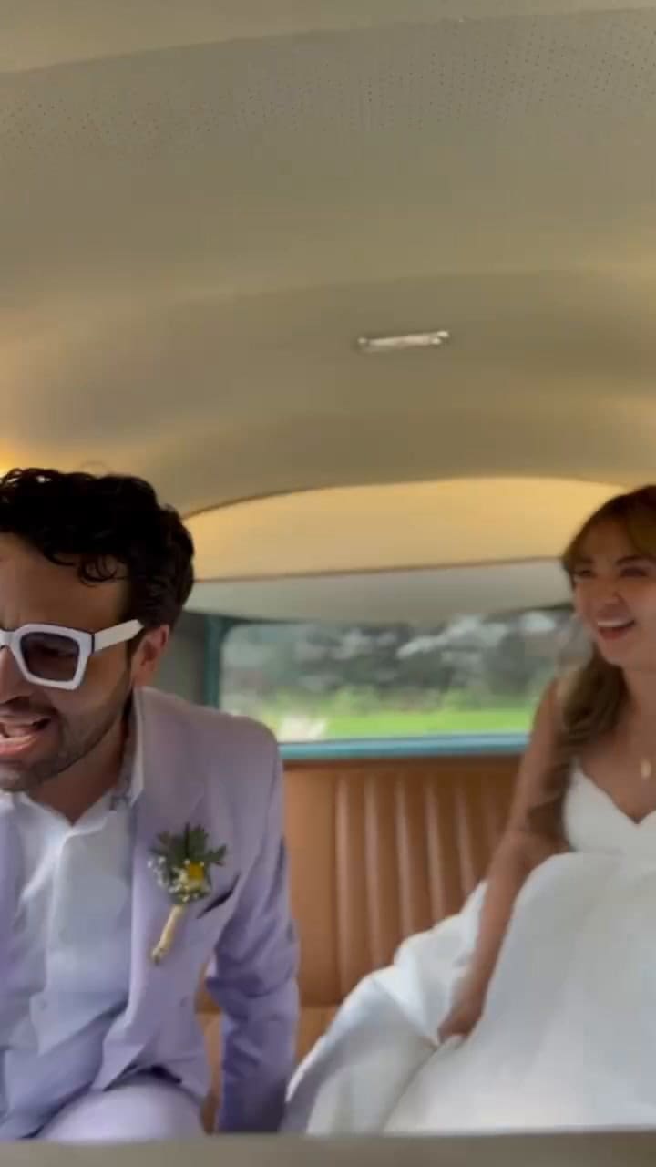 La pareja ingresó al complejo en una furgoneta tipo van para celebrar su día de bodas