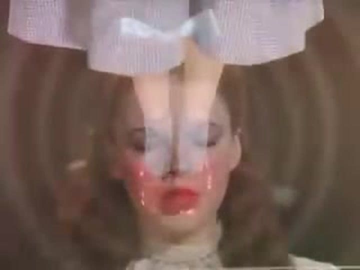 Los pies de Caren Marsh Doll superpuestos al rostro de Judy Garland en El mago de Oz