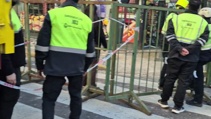 Se desprendió parte de una cúpula en Callao y Sarmiento y tuvieron que evacuar a 30 personas