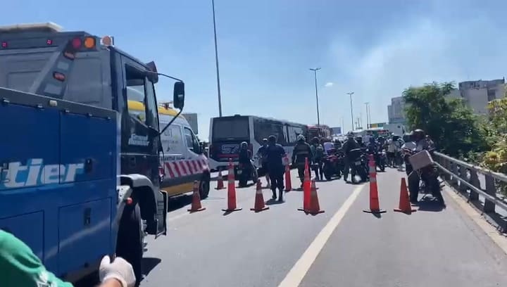 Congestión en la autopista Perito Moreno tras un choque entre un camión y un colectivo