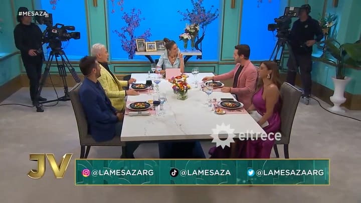 Benjamín Vicuña recibió burlas por su atuendo en Almorzando con Juana.