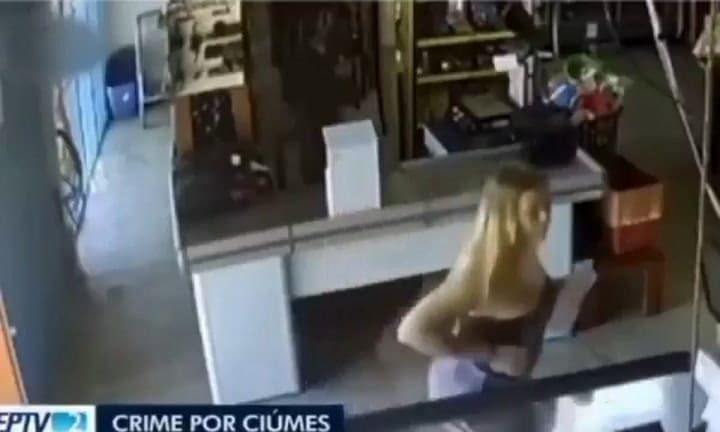 Una mujer quemó viva a una cajera
