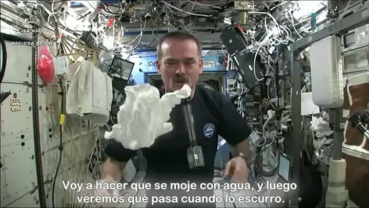 El astronauta Chris Hadfield llevó adelante un impresionante experimento en una nave espacial