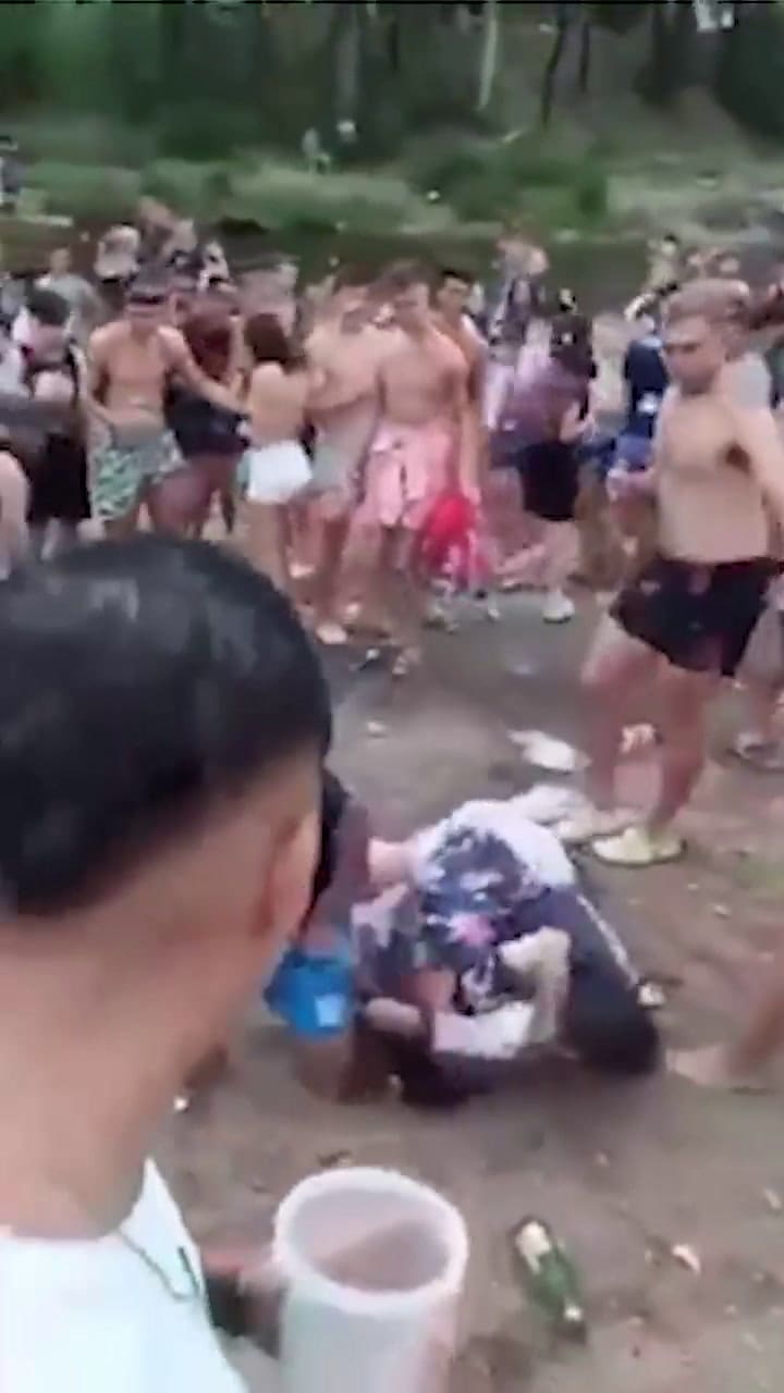 Entre arengas de los testigos, dos grupos de jóvenes se peleó en la orilla de un río de Córdoba