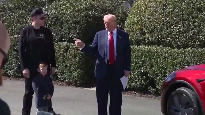 Donald Trump compra un Tesla en apoyo a Elon Musk